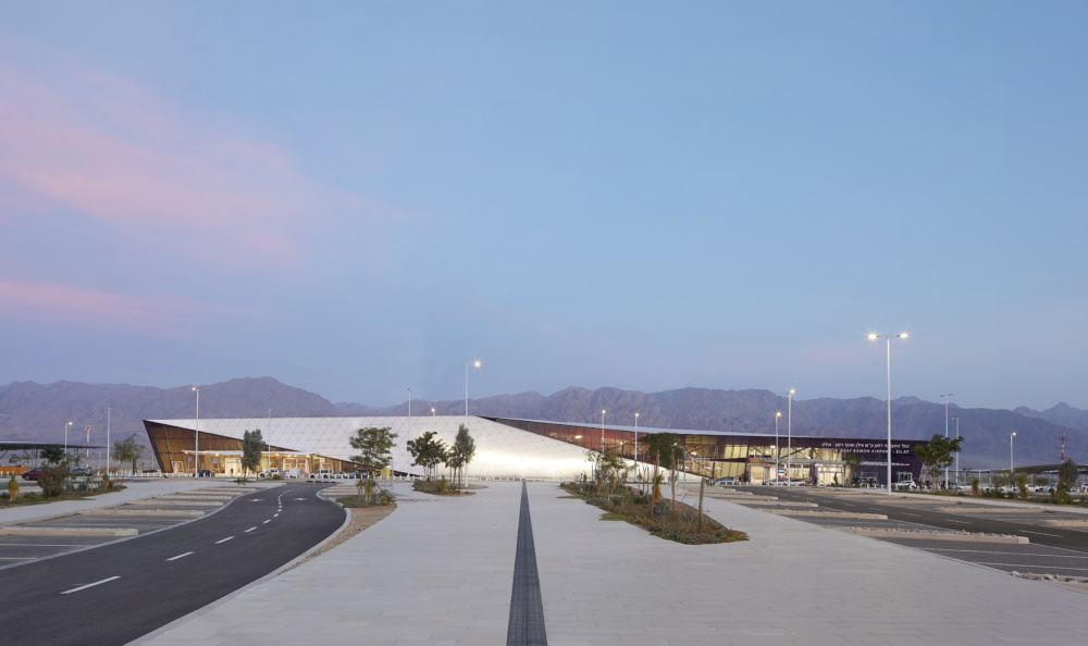 机场候机楼的屋顶与景观呈曲线状