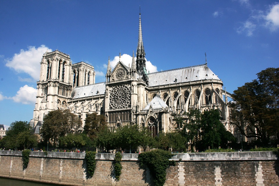 巴黎圣母院白天的图像，侧面角度