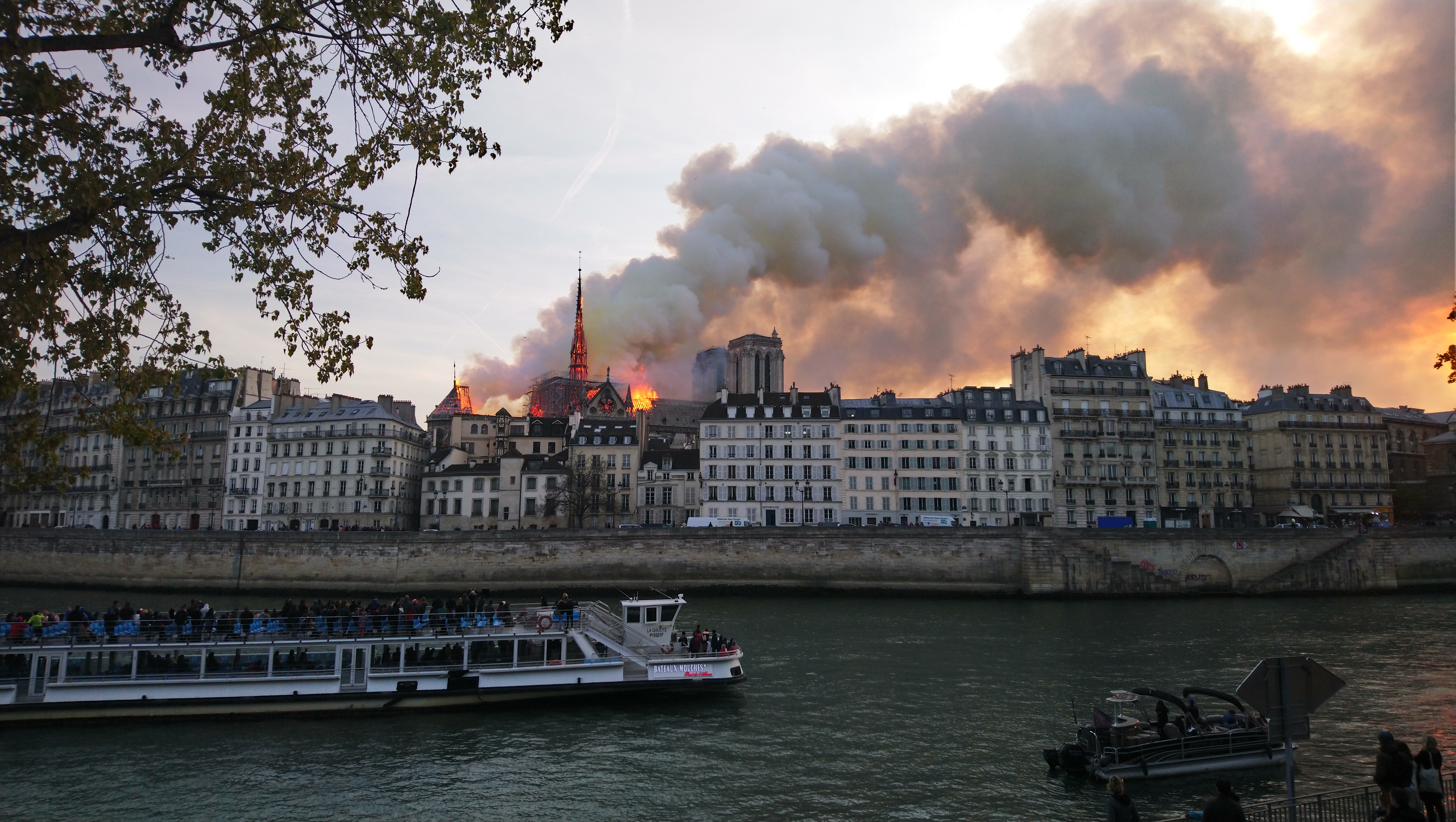 巴黎圣母院燃烧的照片