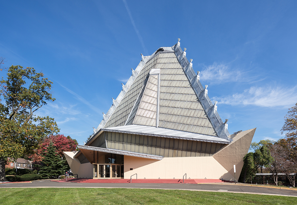 A photo of the glass pyramidal Beth Sholom Synagogue