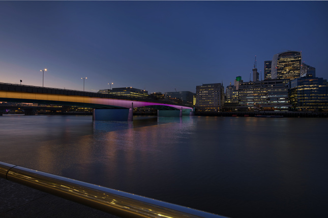 斜视伦敦桥与彩色照明。