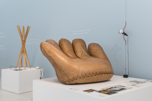 画廊里一张形状像捕手手套的沙发照片