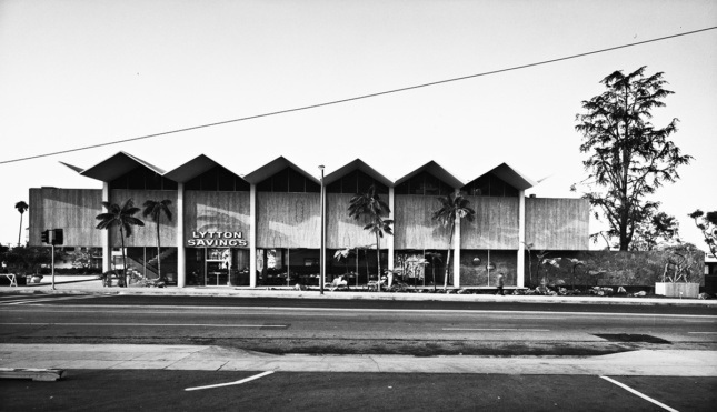 现代主义建筑的黑白照片