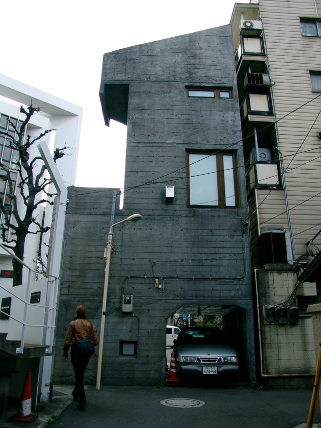 东京一个狭窄的混凝土房子的照片