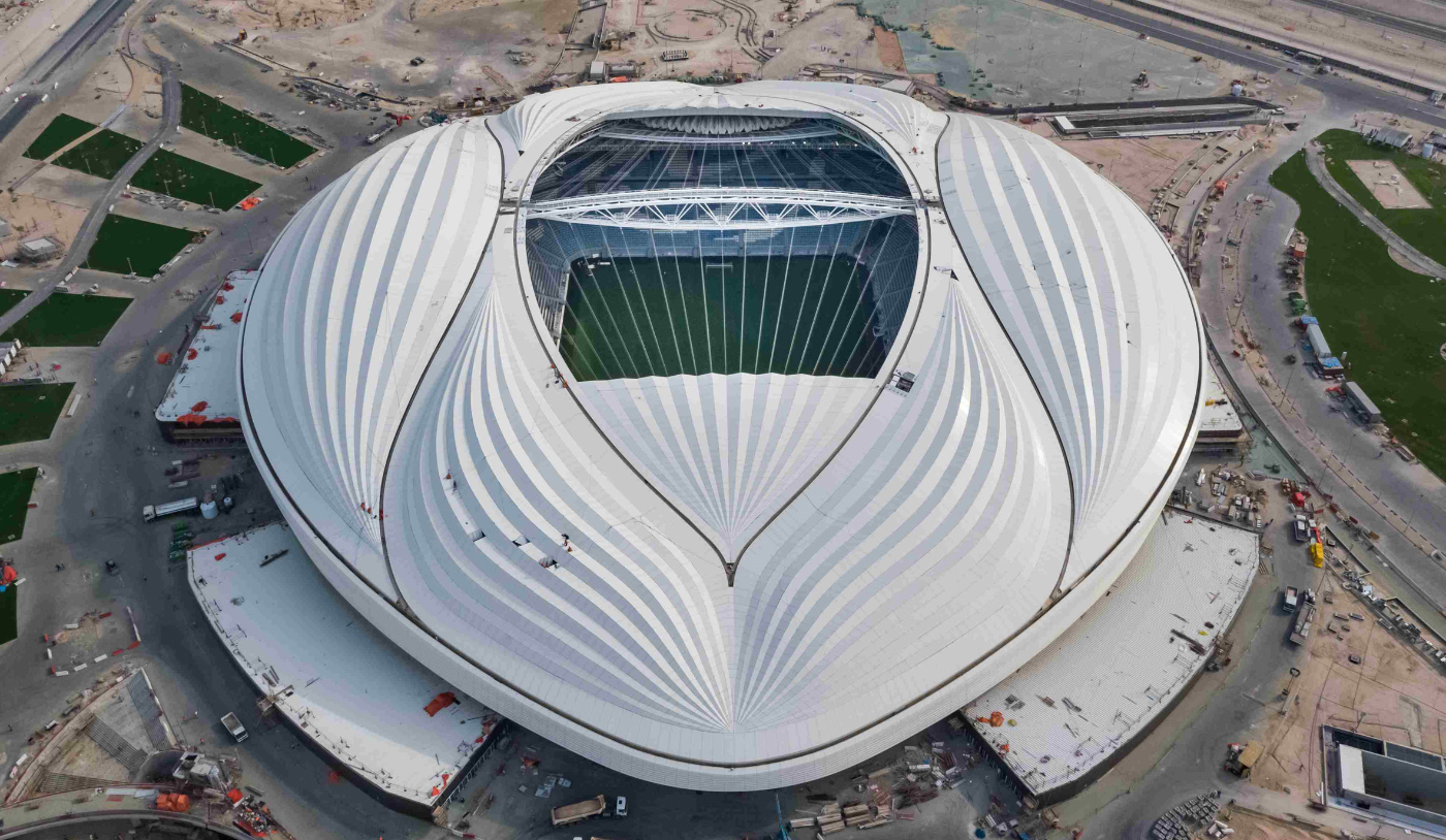 航拍的一个白色的圆形体育场，带有曲线