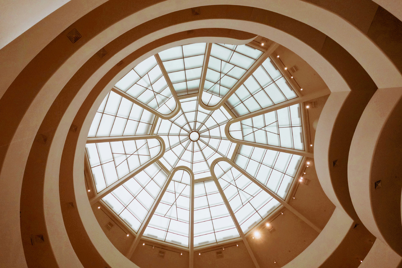 向上望向古根海姆纽约的螺旋天窗的照片