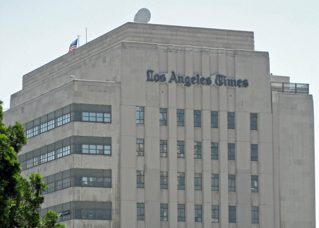 洛杉矶时报大楼与标志的照片
