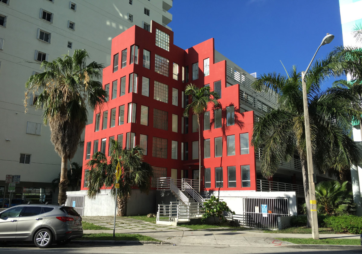 由arquitectonica设计的巴比伦，一座5层的红色梯地公寓大楼