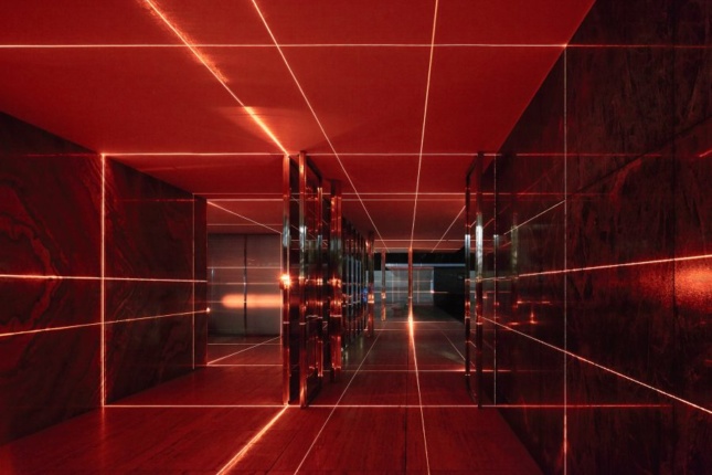 2015年的巴塞罗那馆，当时它被红色激光照射