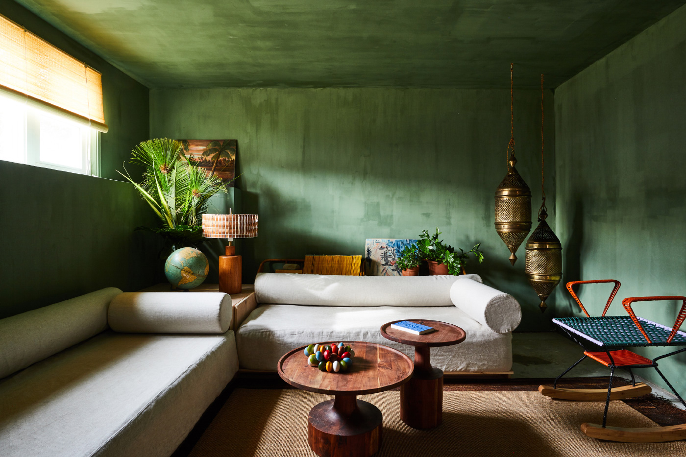 蒙托克一间绿色房间的室内照片，只有一扇窗户和明亮通风的家具