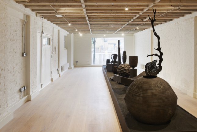 新的莎拉·迈尔斯堡画廊（Sarah Myerscough Gallery）的白木地板的内部照片，里面有手工设计的对象