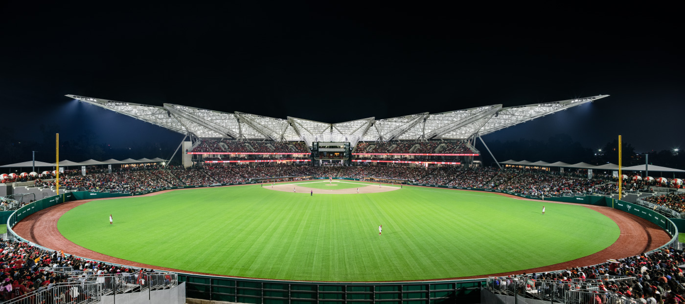 从草皮上看到的新迪亚波罗斯罗乔斯体育场的广角视图，朝向有顶棚的体育场座位