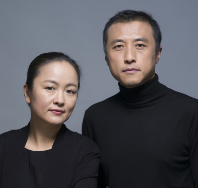 一个穿黑衣服的亚洲男人和女人站在一起