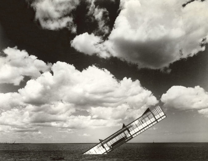 斯坦利·提格曼的《泰坦尼克号》图片，在一片田野和云层中，一座正在下沉的建筑