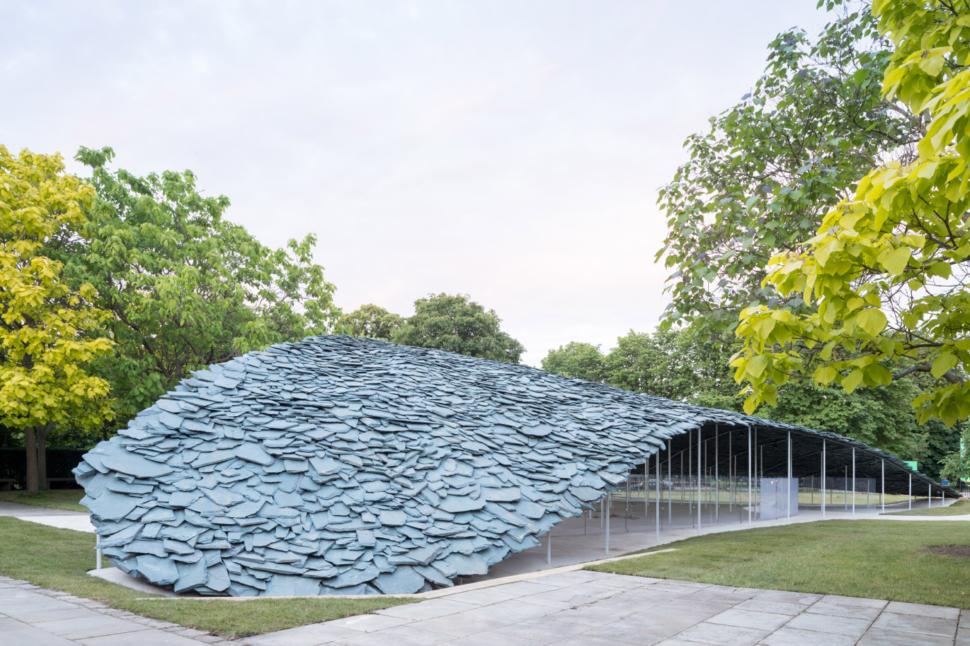 2019年蛇形馆的照片，这是一个覆盖着石板瓦的低矮建筑