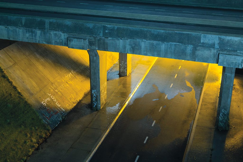从M53拍摄的高架桥，下面有黄色的灯，马克·莱基拍摄的电影