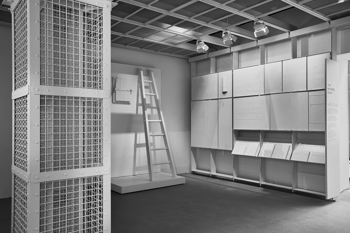 作为证据室的一部分，建筑装置的内部透视以奥斯维辛毒气室建筑的全白色石膏模型为特色