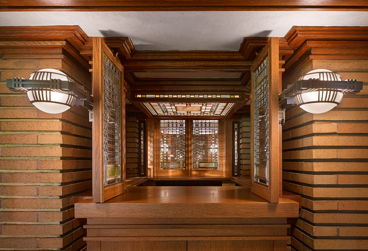 马丁之家的门框上镶嵌着复杂的玻璃制品，两侧有两盏灯