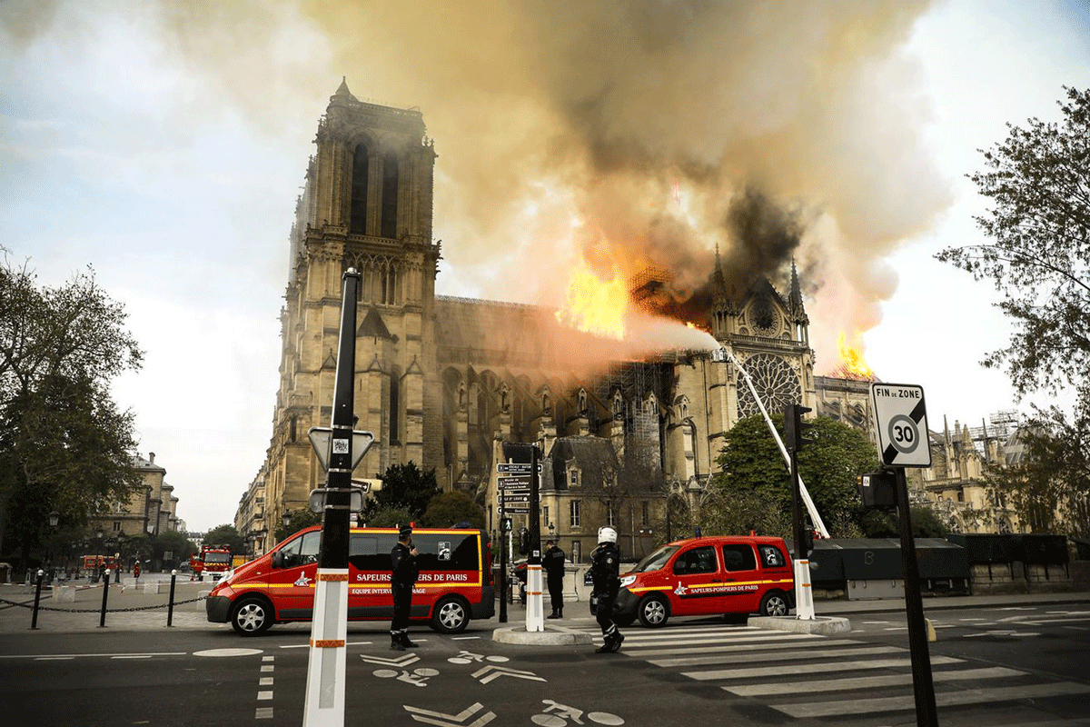 巴黎圣母院大火和街上警车的画面