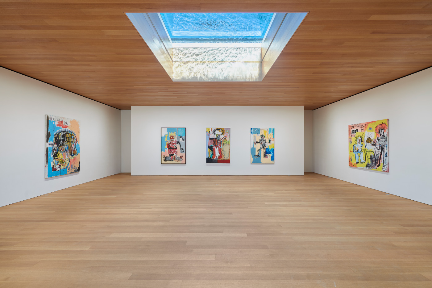布兰特基金会画廊的内部照片，水族馆的天窗扭曲了光线