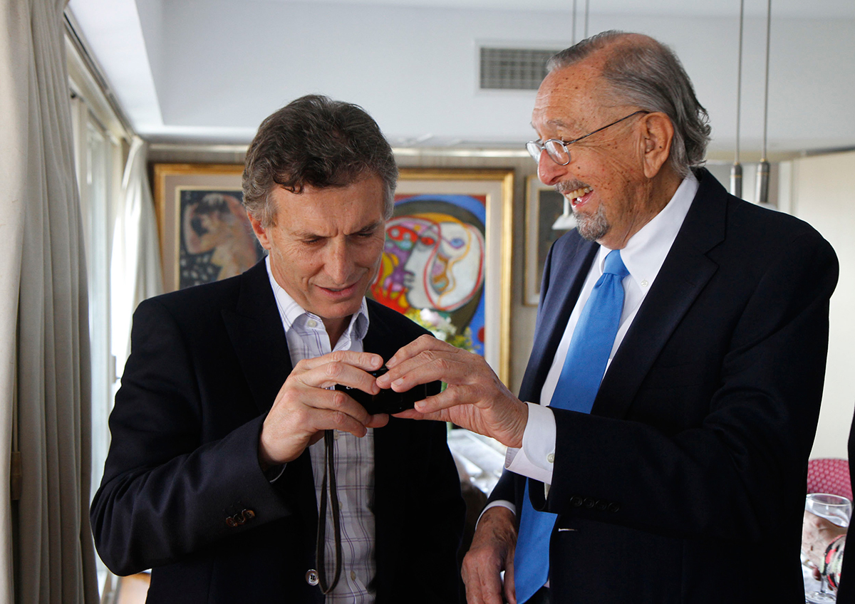 两个男人看着相机的图像，César Pelli在右边