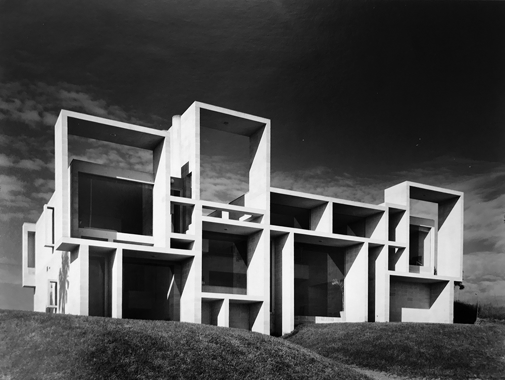 由Paul rudolph设计的米兰住宅，一个四四方方的野兽派混凝土住宅的黑白照片