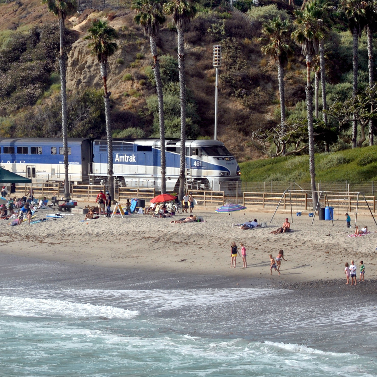 一列火车沿着加利福尼亚海岸行驶，受到海平面上升的威胁
