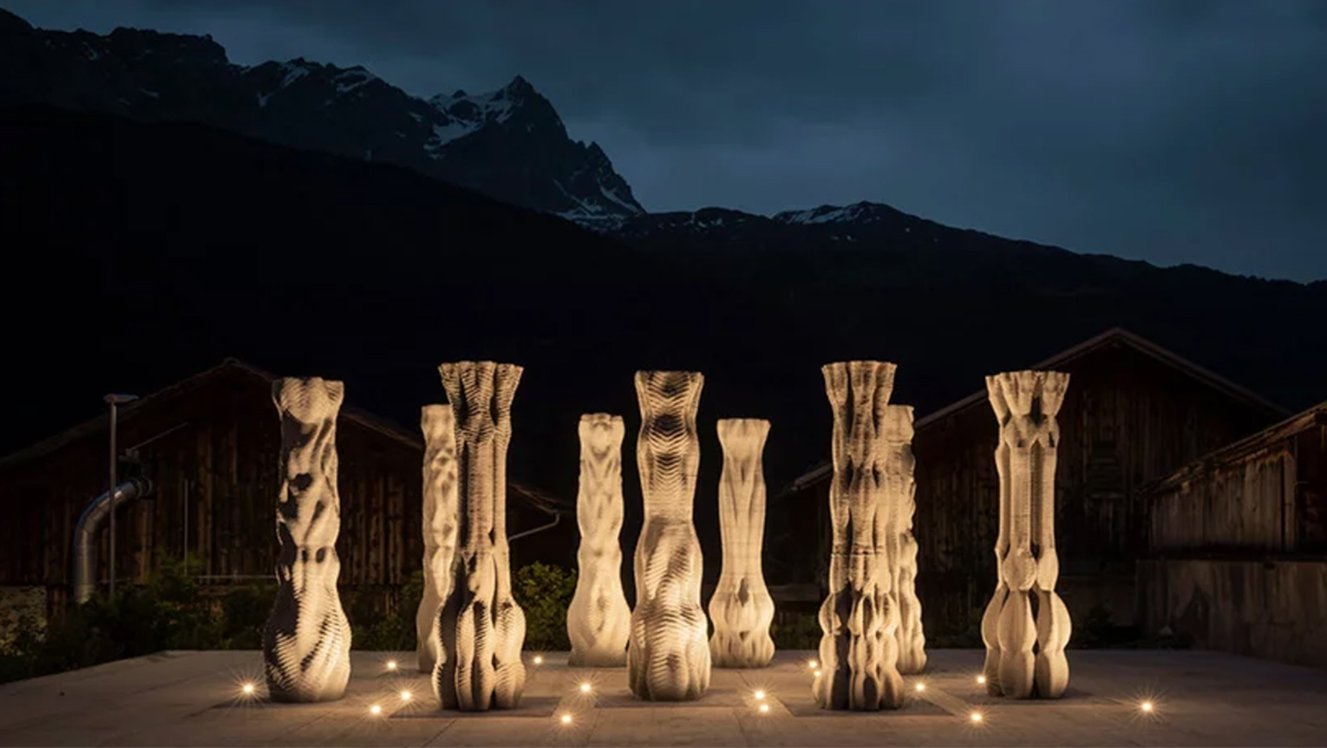来自苏黎世联邦理工学院的团队在夜间的场景中，在山的前面点亮了9根混凝土柱
