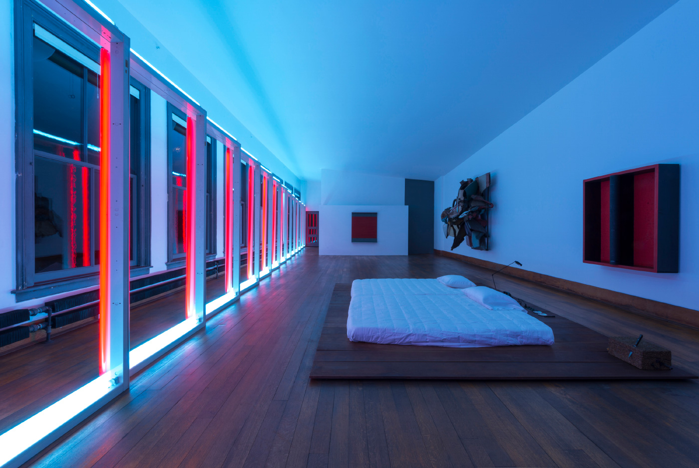 唐纳德·贾德基金会(Donald Judd Foundation)位于纽约的住宅内部，是一间蓝色和粉色灯光的卧室
