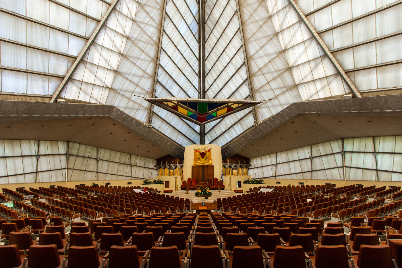 由弗兰克·劳埃德·赖特(Frank lloyd Wright)设计的贝斯·肖洛姆(Beth Sholom)玻璃犹太教堂高耸的内部