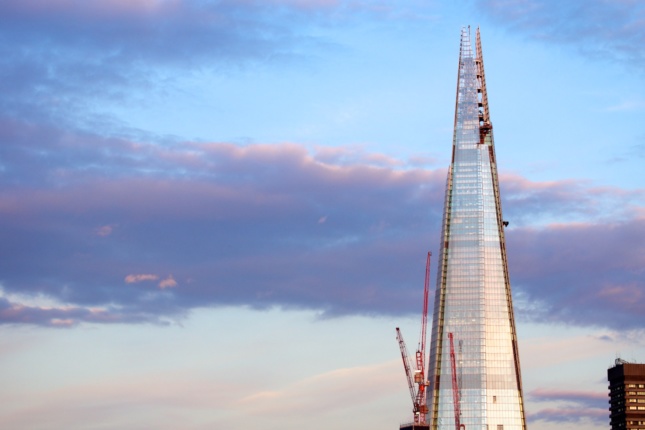 俯瞰伦敦天际线的玻璃塔顶