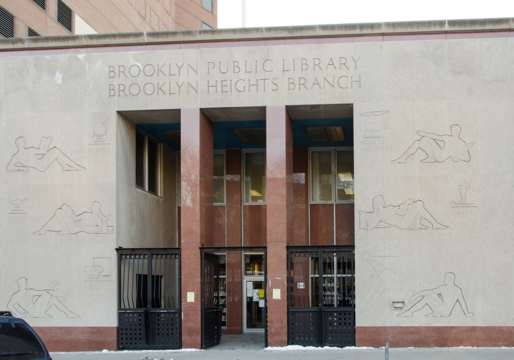 布鲁克林高地图书馆(Brooklyn Heights Library)的正门，石灰石上雕刻着倾斜的人
