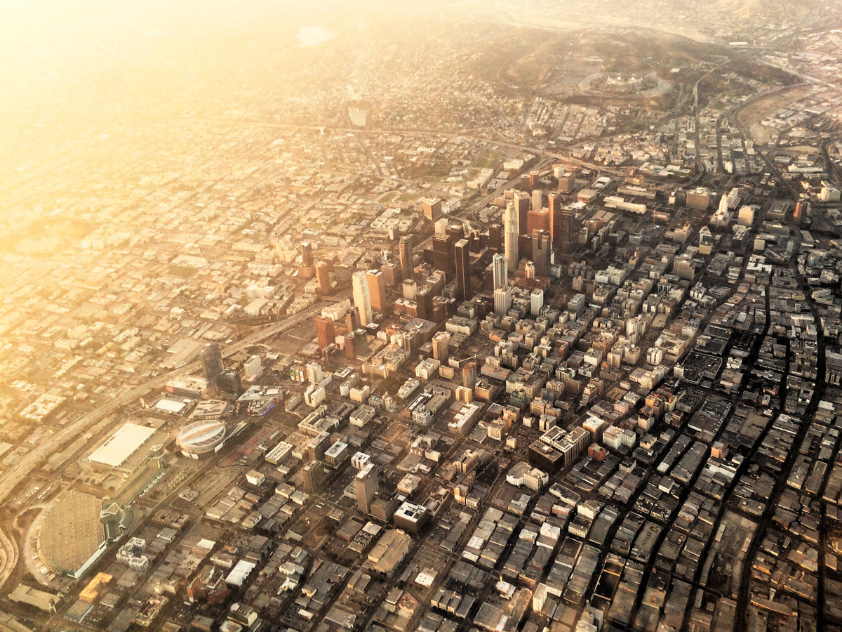 日落时分洛杉矶市区的鸟瞰图