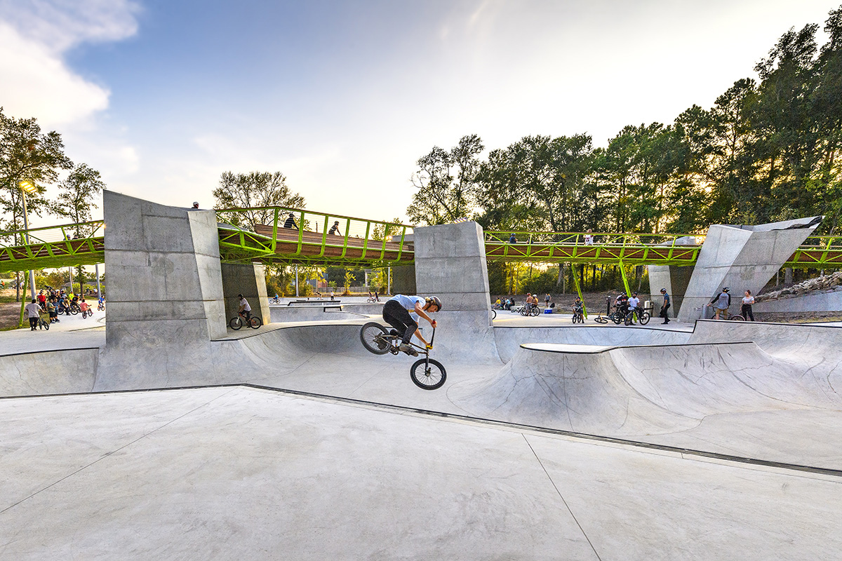 照片在混凝土自行车碗与扭曲的绿钢桥切割穿过摇滚明星能源自行车公园