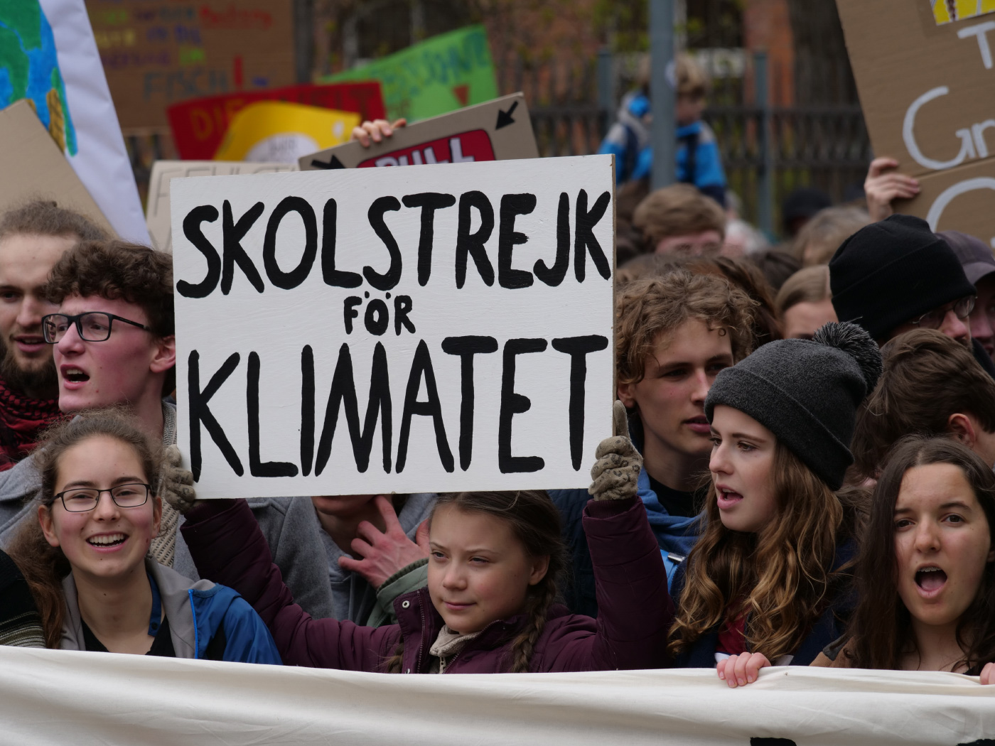 Greta Thunberg手持倡导气候行动的标语，期待全球气候罢工