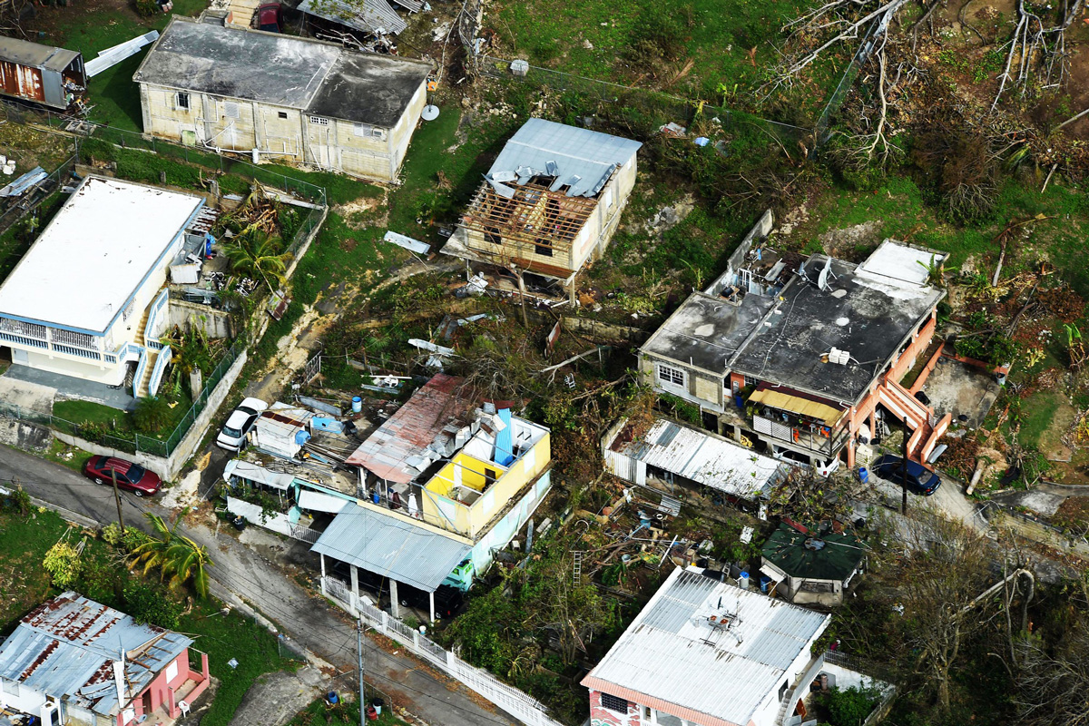 飓风玛丽亚过后波多黎各被毁房屋的鸟瞰图