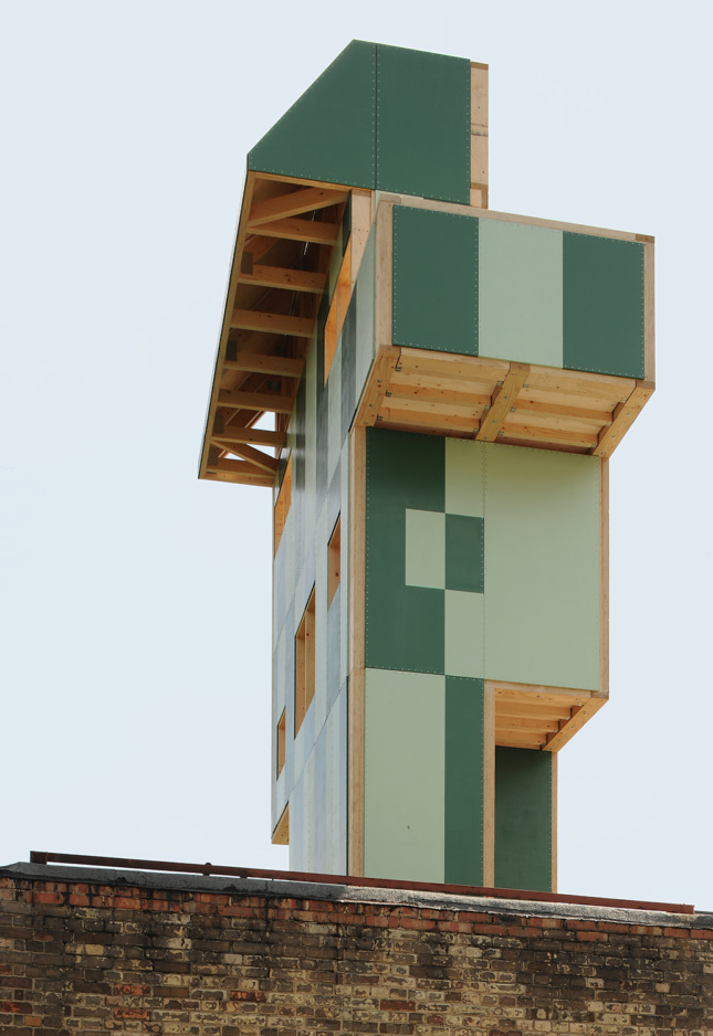 一个覆盖着绿色面板的高高的木亭