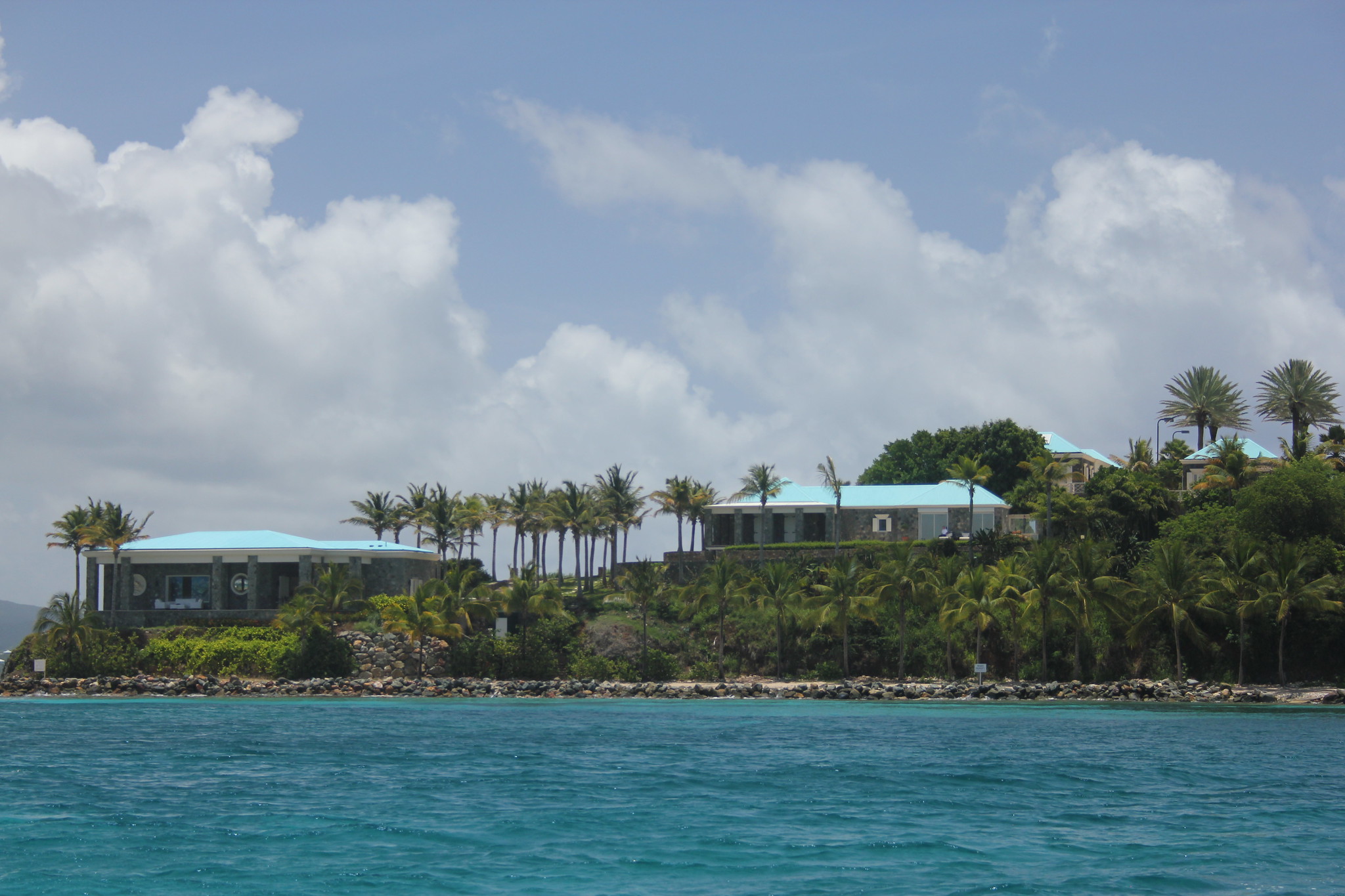 两座低矮的建筑，坐落在碧海之上的棕榈树岛上，杰弗瑞·爱泼斯坦(Jeffery Epstein)曾在那里度假