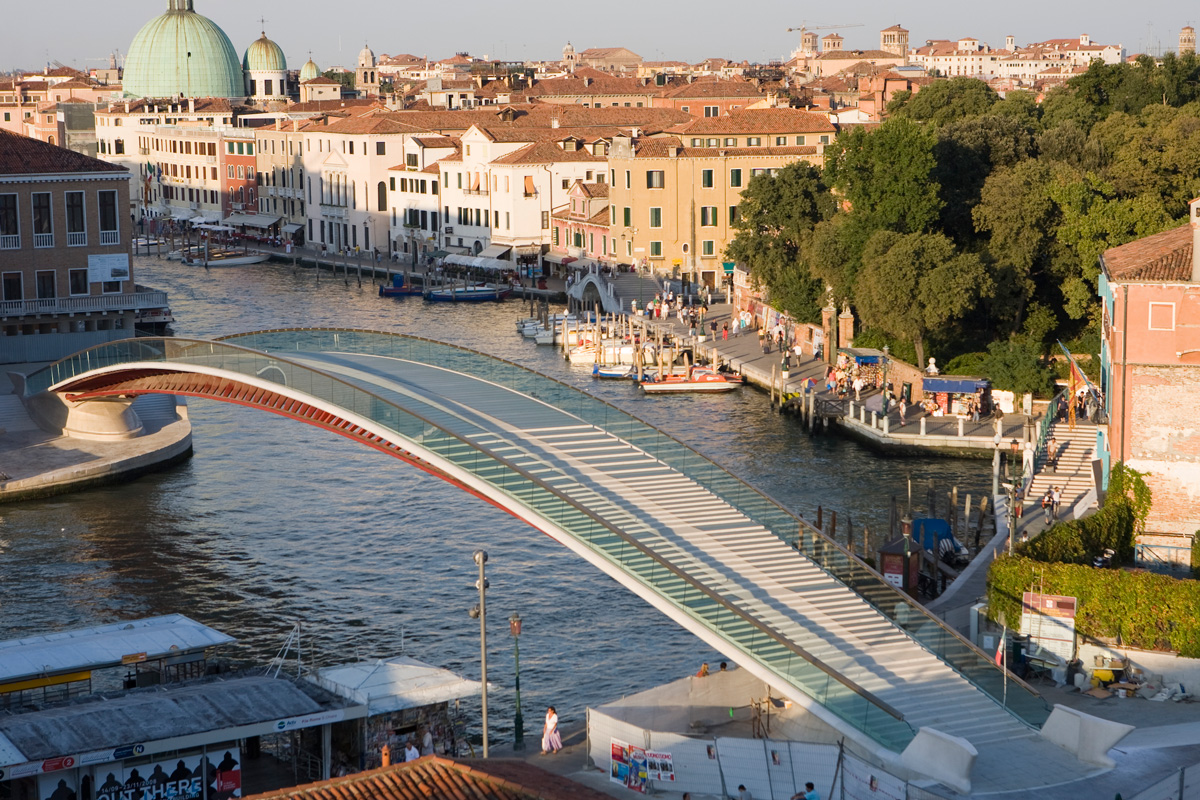 航拍的玻璃步行桥，Ponte della cotituzione，在威尼斯运河上