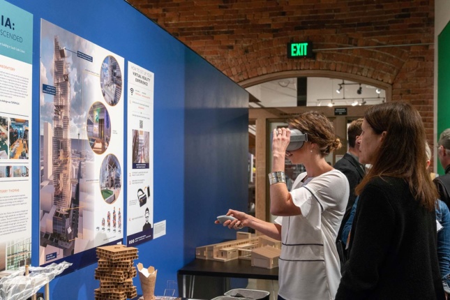 在西雅图建筑基金会，一名妇女正在查看虚拟现实头盔