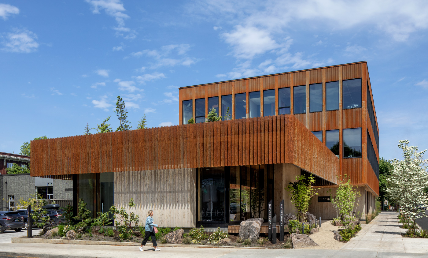 这是一个低矮的建筑，被垂直的木材百叶窗包裹着，这是大自然保护协会的新总部