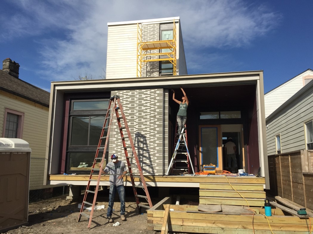 在杜兰大学，学生们在室外组装房子，作为工作室的一部分