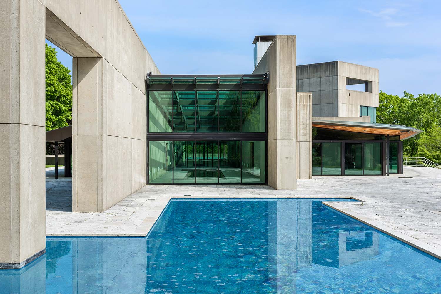 由拉斐尔·维尼奥利（RafaelViñoly）设计的房屋，带有鲜明的混凝土墙和游泳池