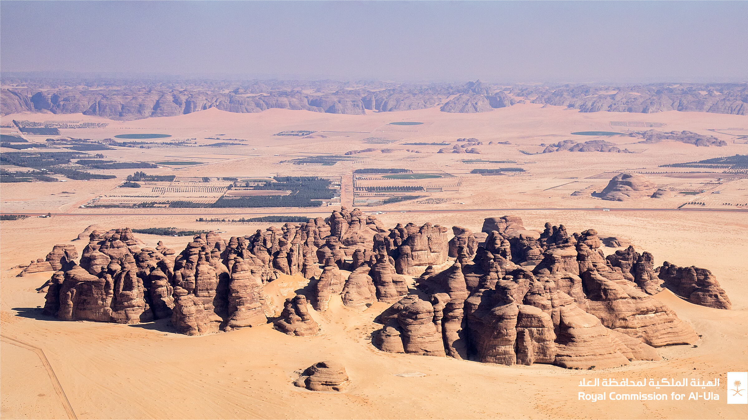 在沙特阿拉伯历史悠久的al-Ula山谷的岩层，让努维尔豪华度假村的未来家园