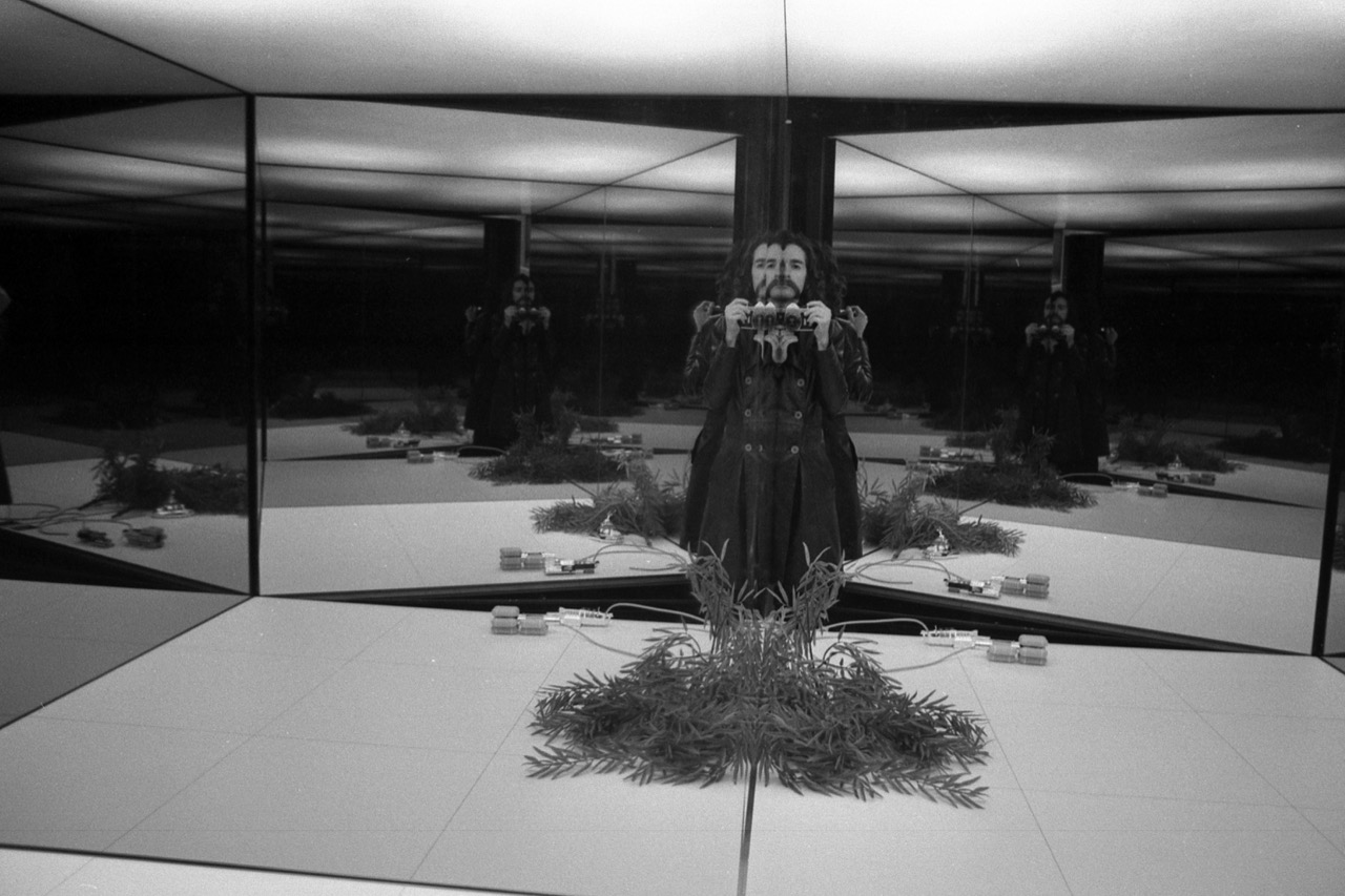 一个男人的黑白照片，克里斯蒂亚诺·托拉多·迪·弗兰西亚，在一个有镜子的房间里