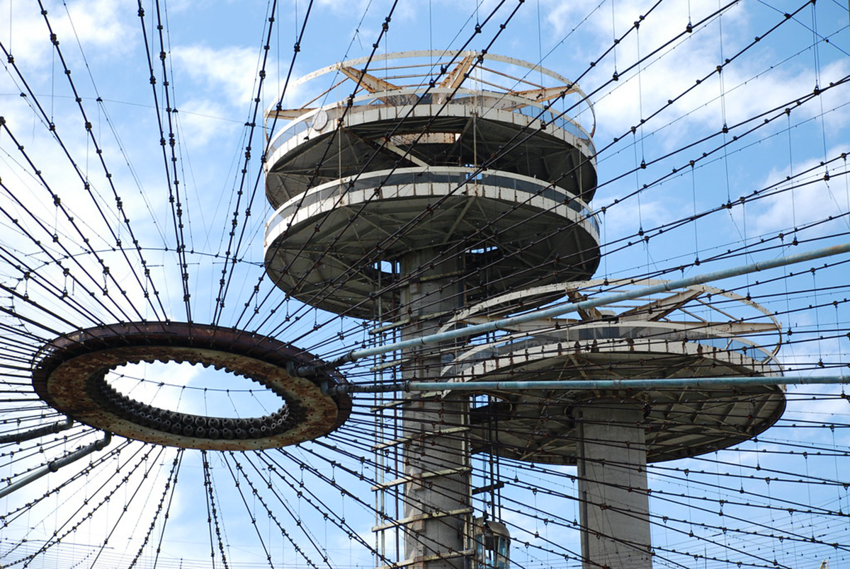 通过观察平台的混凝土塔的特写图像，通过构成纽约州立馆的未覆盖的帐篷结构可见