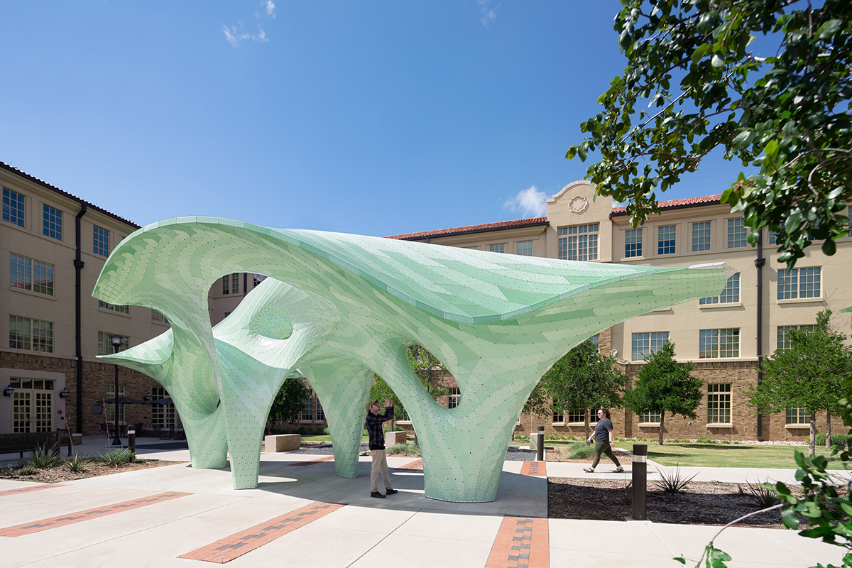 一所大学公共广场上起伏的绿色亭子，由Marc Fornes / THEVERYMANY设计