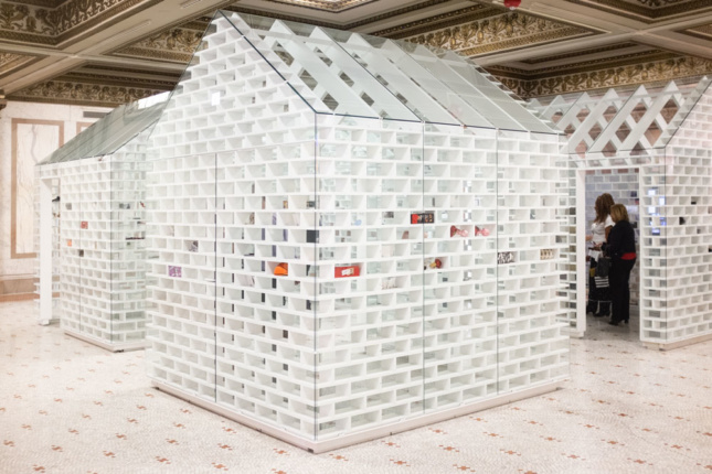 2019年芝加哥建筑双年展，白色“房子”安装在美术室内