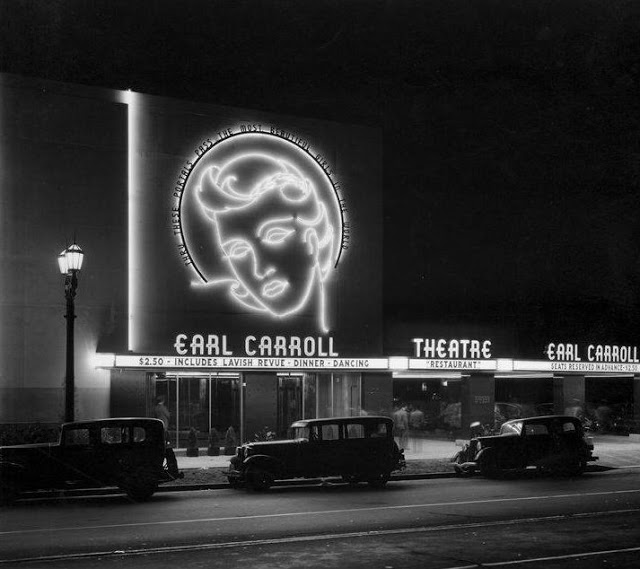 一张剧院的黑白照片，上面写着