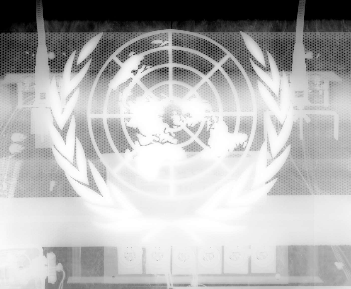 一张描绘联合国印章的讲台的x光照片